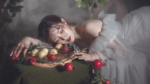 路人合力抬车现场