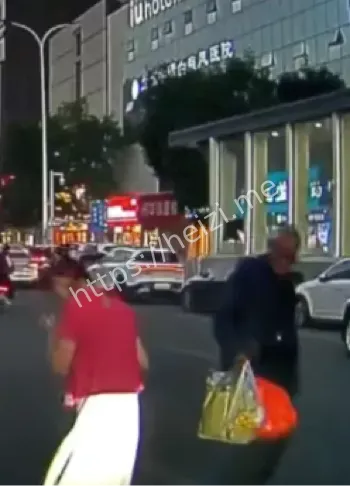 路口搀扶反转事件